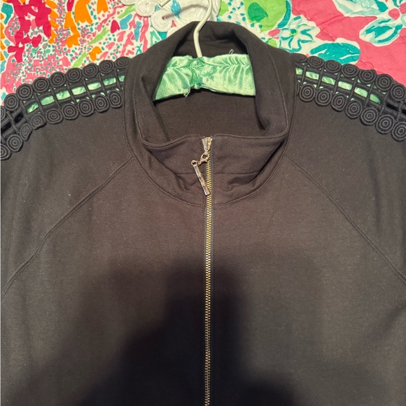 EUC Lilly Pulitzer ONYX Skipper Popover, beautiful black! LARGE, Lace Sleeves - Picture 5 of 11
